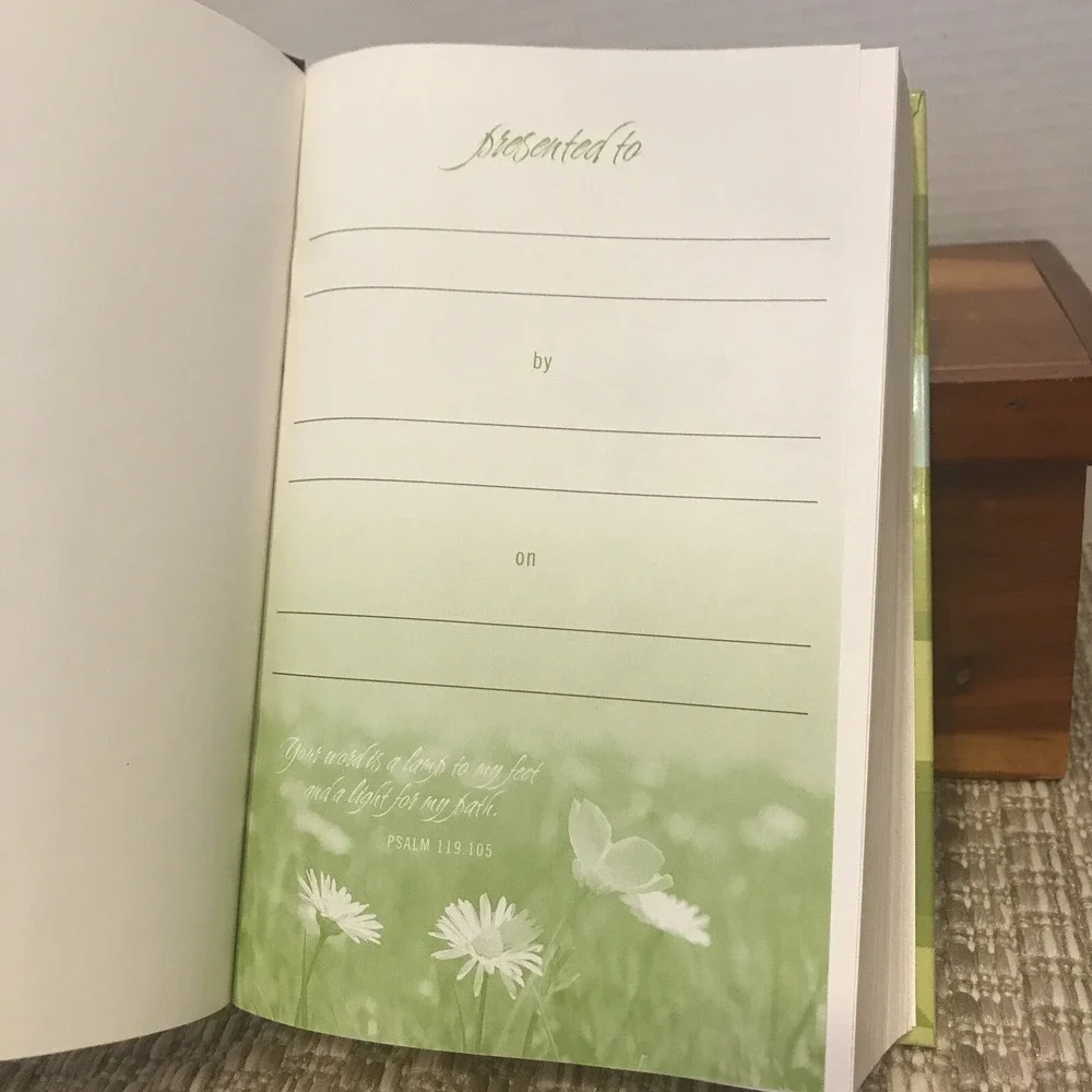 Womens Devotional Bible, Isbn 0-310-93613-6,‎ USA Printed, 2006, Hardcover Book